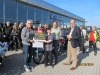 Trix Meijer overhandigt cheque aan Alwin.